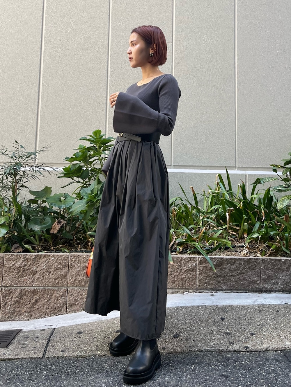 グレー系のワンピース、オレンジ系のショルダーバッグ、グレー系のその他アウターを着用したレディースの秋コーディネートの7枚目の写真