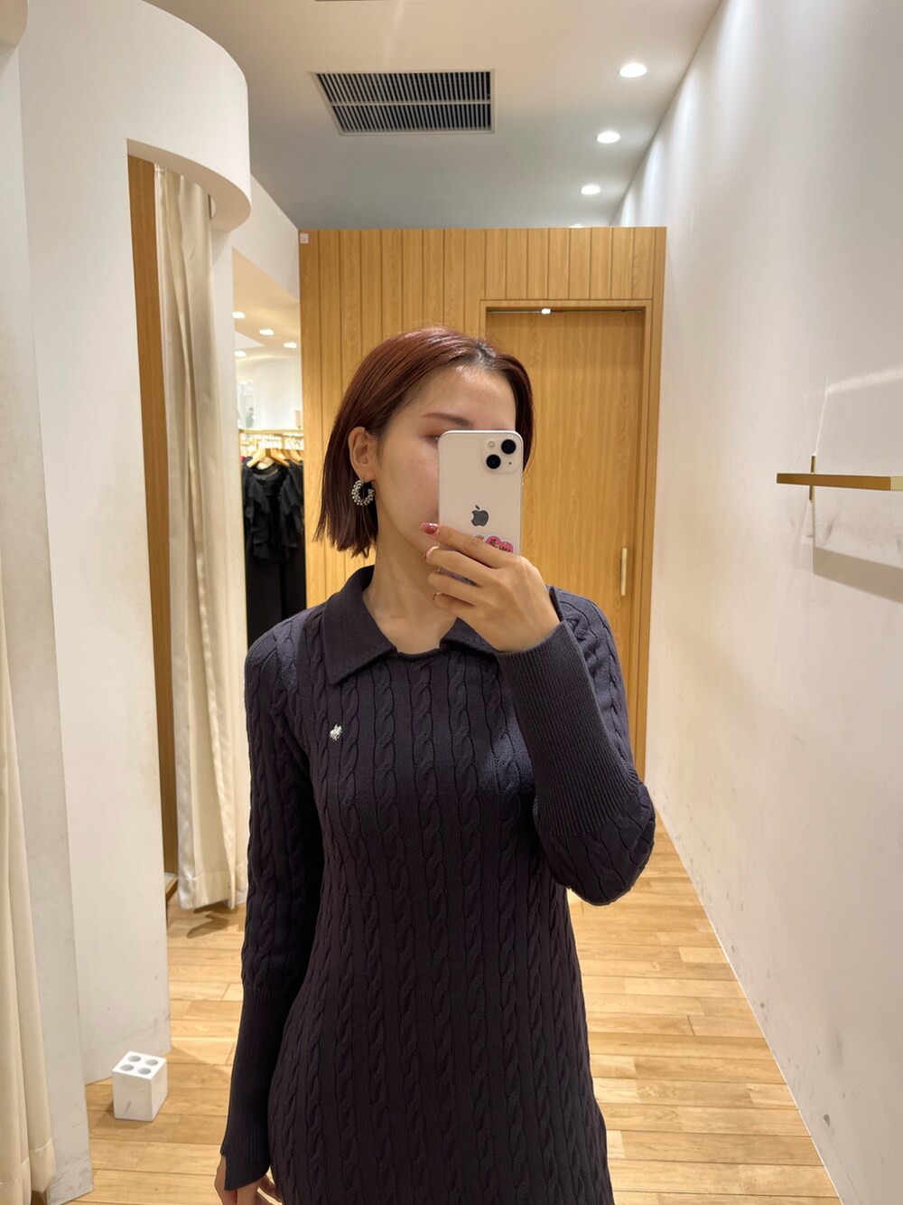 ブラック系のショルダーバッグ、シルバー系のブーツ、グレー系のワンピースを着用したレディースの秋コーディネートの5枚目の写真