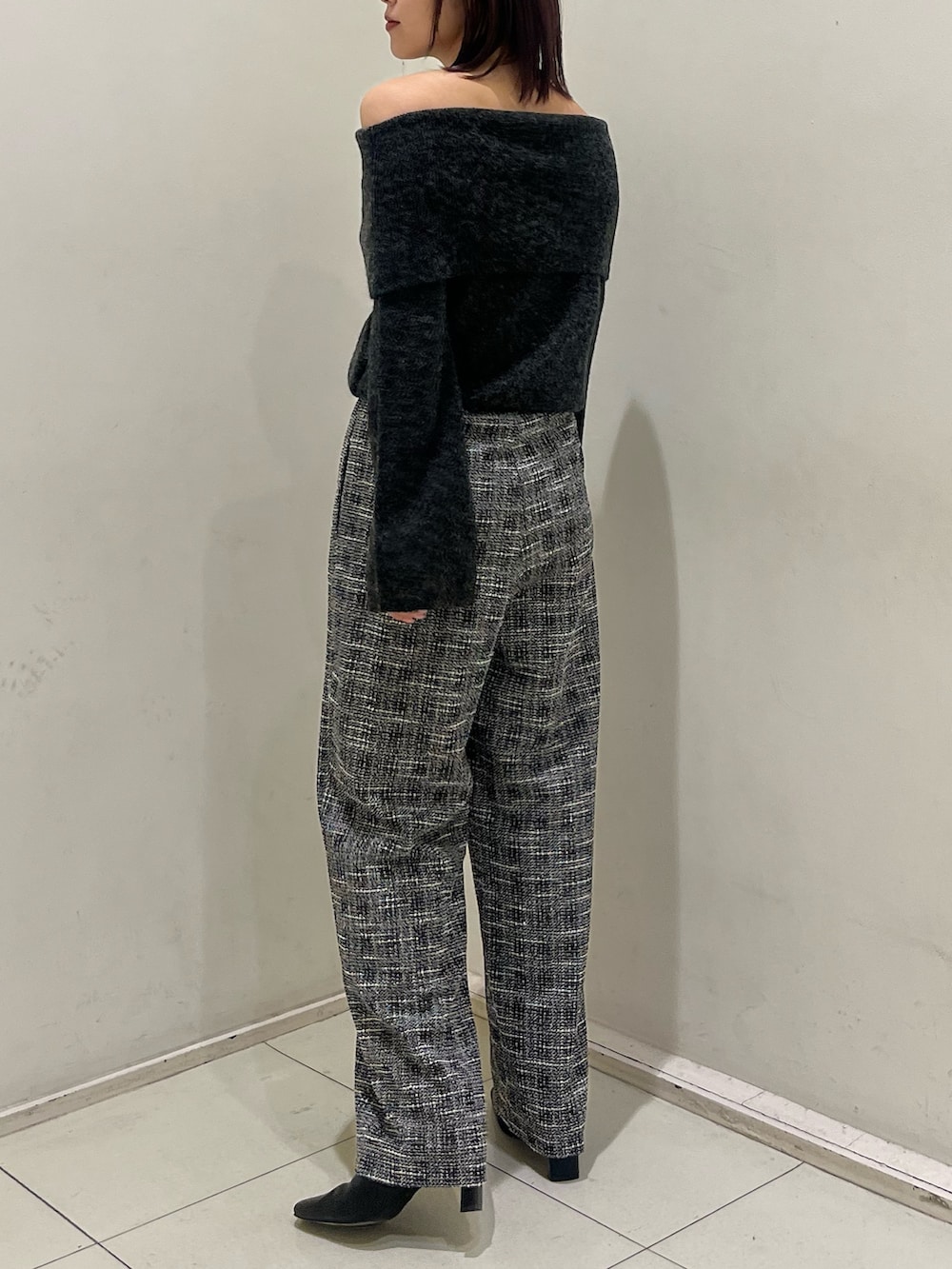 グレー系のニット/セーター、ブラック系のその他パンツ、ブラック系のブーツを着用したレディースの冬コーディネートの3枚目の写真