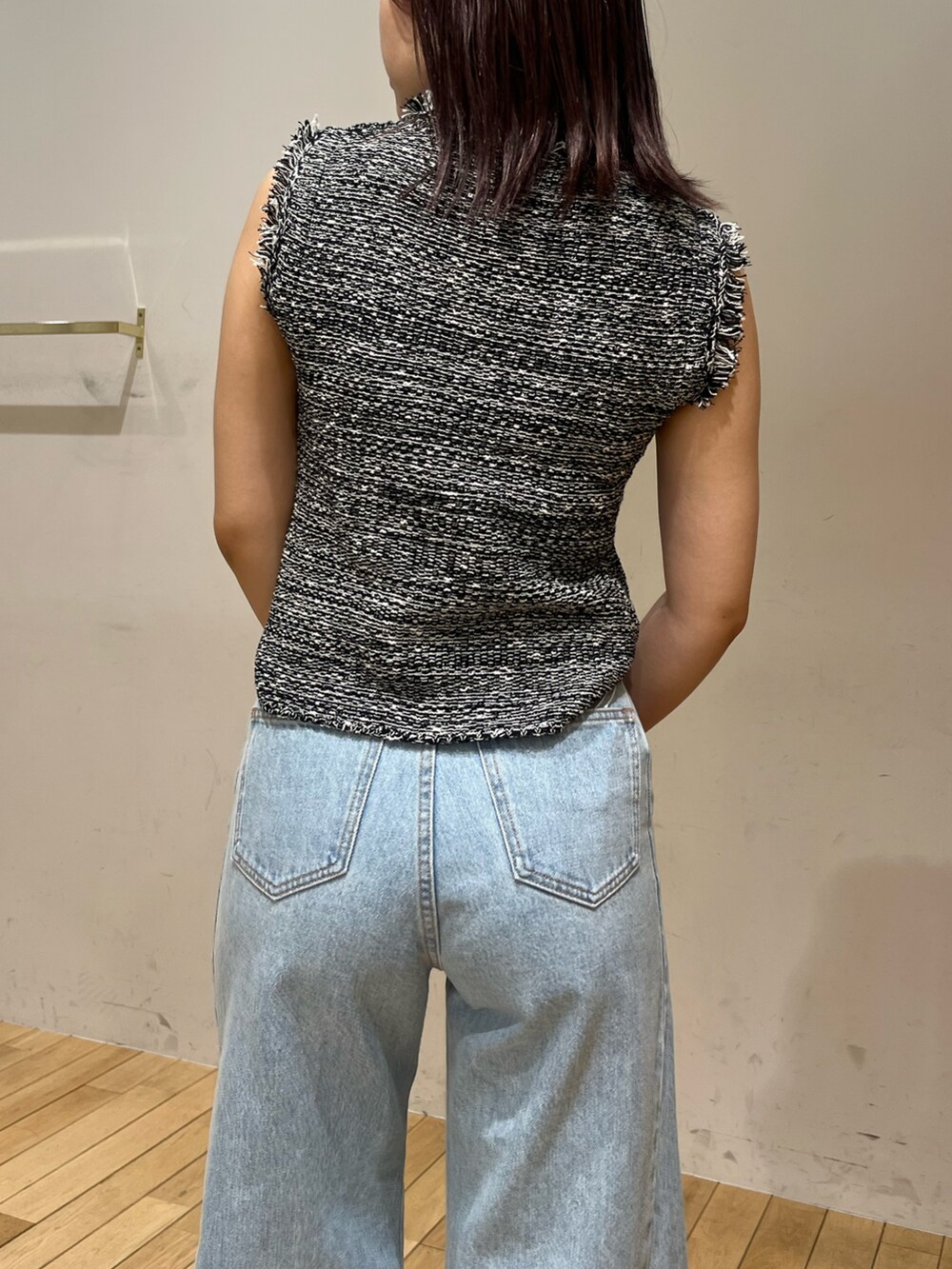 ブルー系のデニムパンツ、ブラック系のサンダル、ブラック系のニット/セーターを着用したレディースの夏コーディネートの7枚目の写真