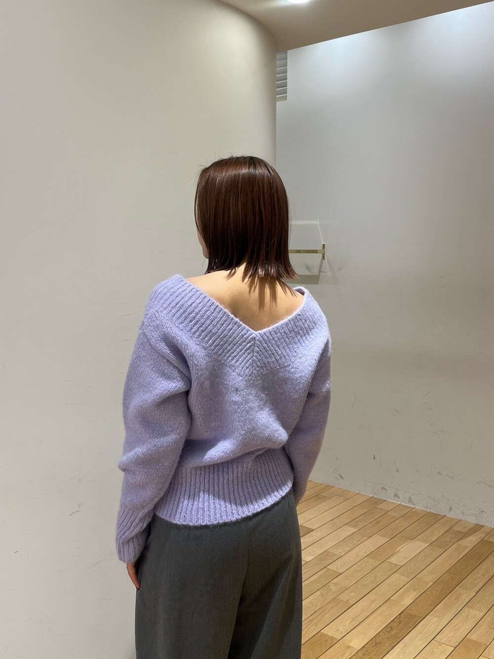 パープル系のニット/セーター、グレー系のその他パンツ、シルバー系のブーツを着用したレディースの冬コーディネートの5枚目の写真