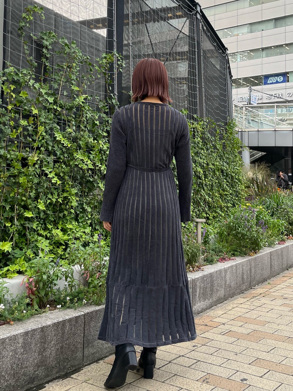 グレー系のワンピースを着用したレディースの秋コーディネートの3枚目の写真