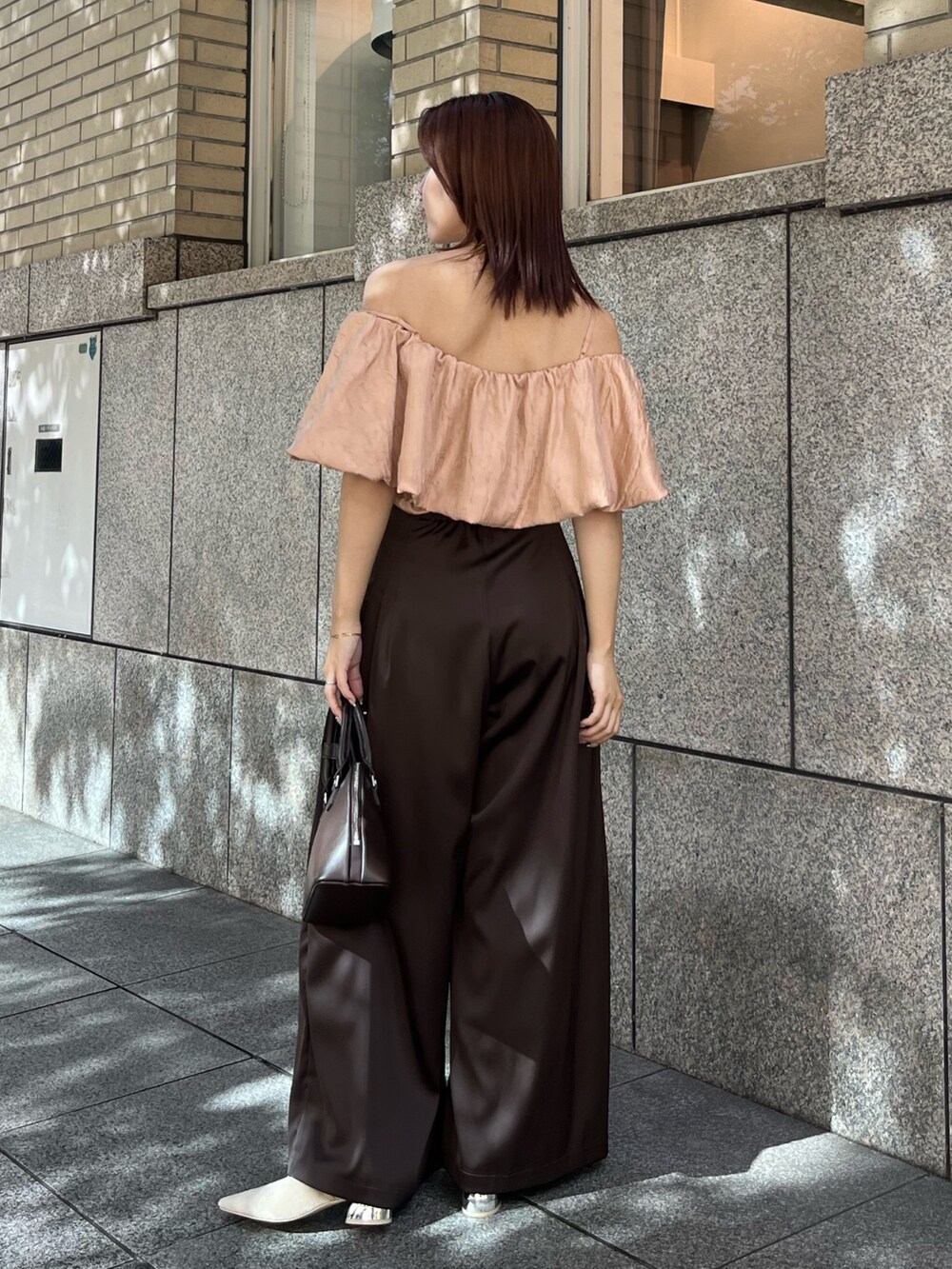 ブラウン系のその他パンツ、ブラウン系のボストンバッグ、ベージュ系のパンプスを着用したレディースの夏コーディネートの3枚目の写真