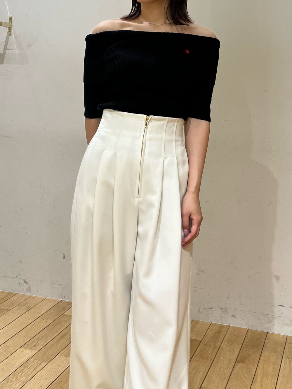 ブルー系のニット/セーター、ホワイト系のサンダル、ホワイト系のその他パンツを着用したレディースの春コーディネートの4枚目の写真