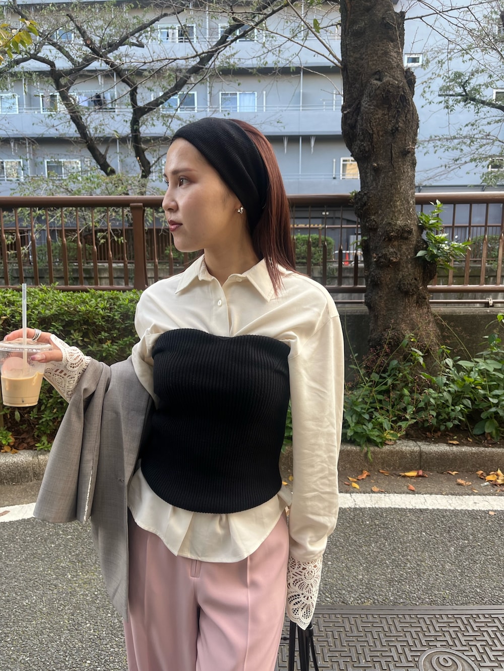 ブラック系のブーツ、グレー系のテーラードジャケット、ホワイト系のシャツ/ブラウスを着用したレディースの冬コーディネートの6枚目の写真