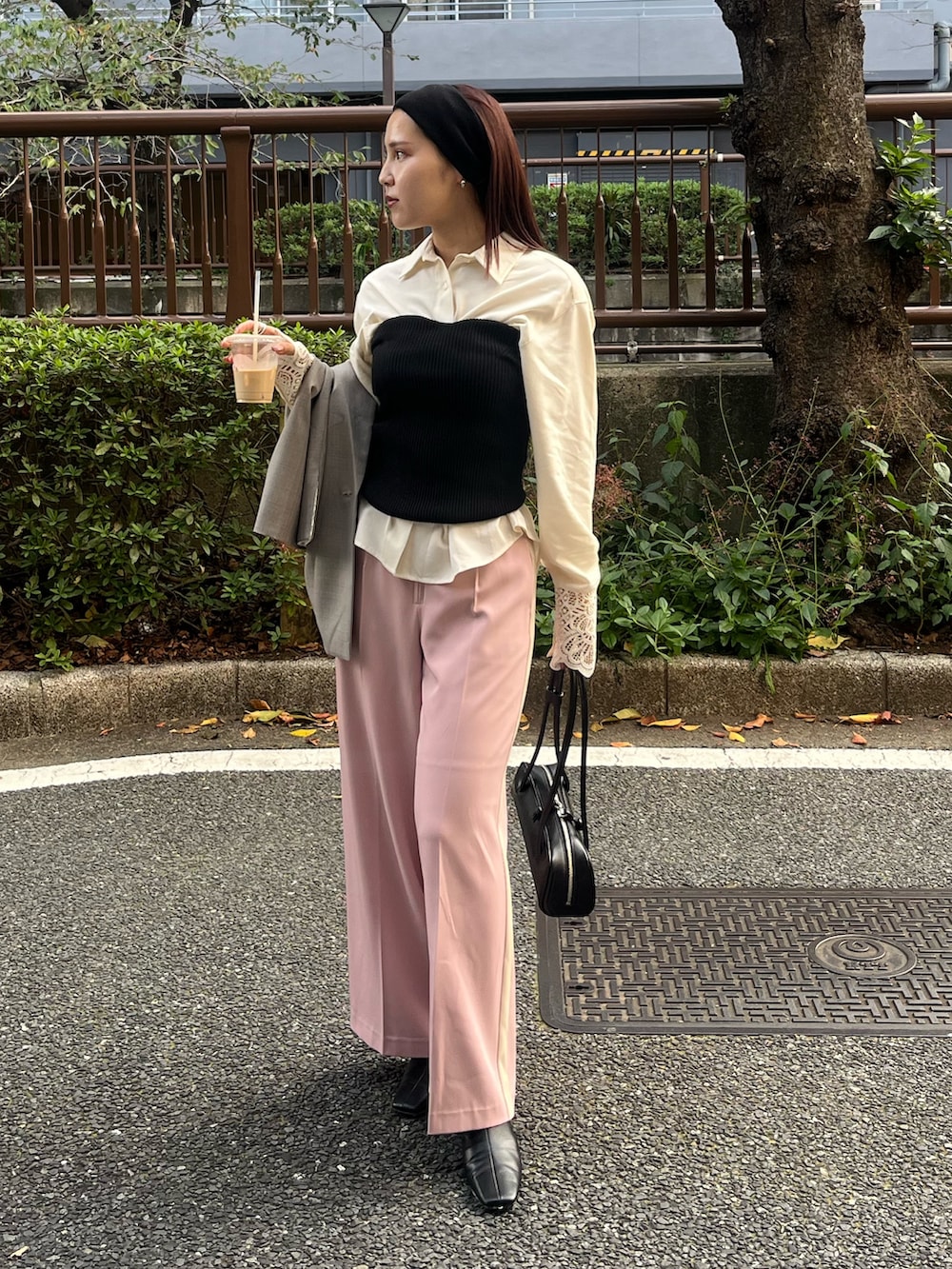 ブラック系のブーツ、グレー系のテーラードジャケット、ホワイト系のシャツ/ブラウスを着用したレディースの冬コーディネートの5枚目の写真