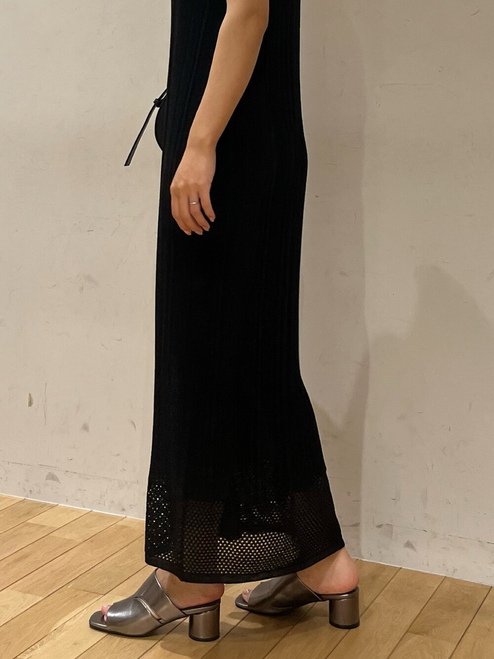 その他のサンダル、ブラック系のショルダーバッグ、ブラック系のワンピースを着用したレディースの夏コーディネートの5枚目の写真