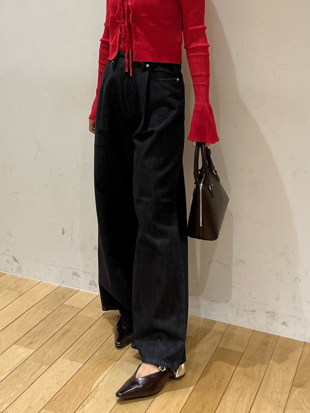 ブラウン系のパンプス、ブラウン系のボストンバッグ、ブラック系のデニムパンツを着用したレディースの夏コーディネートの6枚目の写真