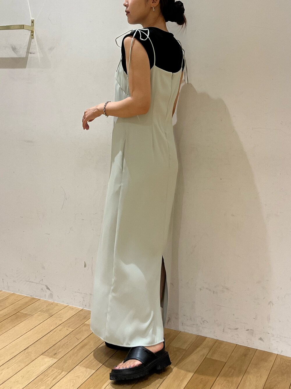 グリーン系のワンピース、ブラック系のTシャツ/カットソーを着用したレディースの夏コーディネートの2枚目の写真