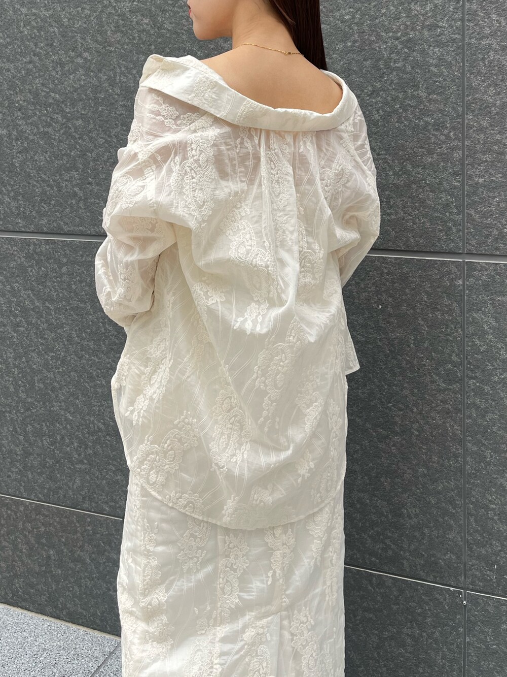 ホワイト系のワンピース、ホワイト系のシャツ/ブラウス、ブラウン系のボストンバッグを着用したレディースの夏コーディネートの7枚目の写真