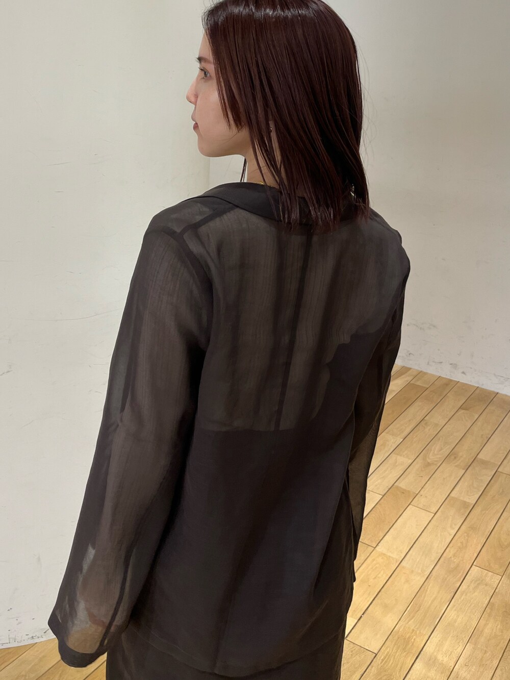 ホワイト系のサンダル、ホワイト系のTシャツ/カットソー、ブラウン系のテーラードジャケットを着用したレディースの春コーディネートの5枚目の写真