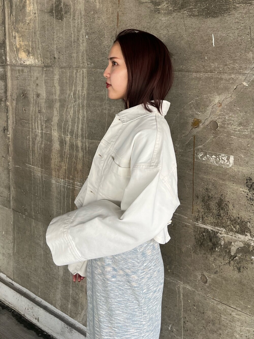 ブルー系のワンピース、ホワイト系のデニムジャケットを着用したレディースの春コーディネートの5枚目の写真