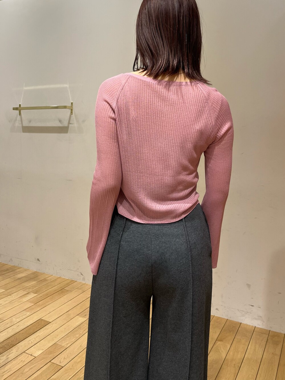 グレー系のスウェットパンツ、ホワイト系のサンダル、ピンク系のカーディガン/ボレロを着用したレディースの春コーディネートの5枚目の写真