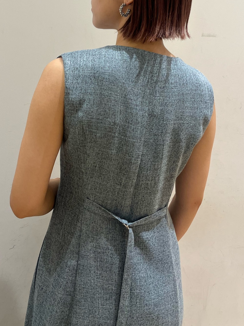 ブルー系のワンピース、ブラック系のブーツ、ブラック系のショルダーバッグを着用したレディースの夏コーディネートの6枚目の写真