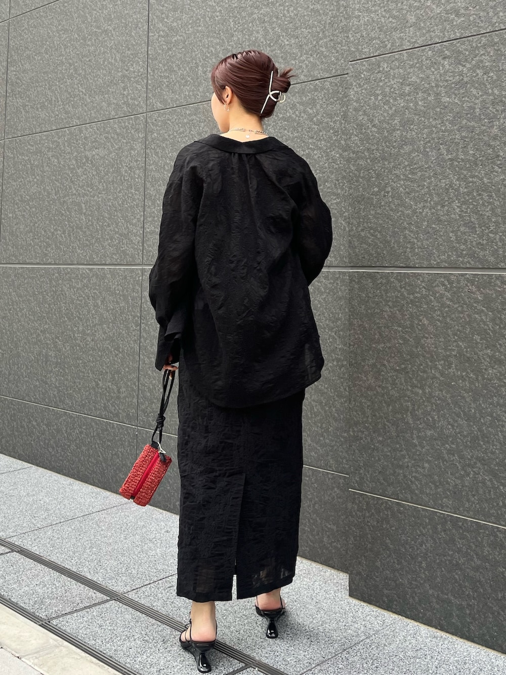 ブラック系のワンピース、ブラック系のシャツ/ブラウス、レッド系のショルダーバッグを着用したレディースの夏コーディネートの3枚目の写真