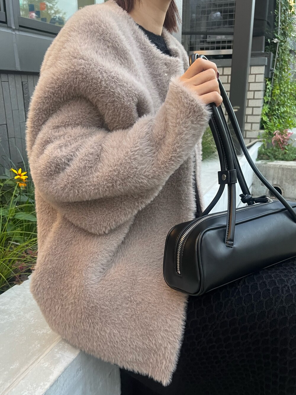 ブラック系のワンピース、シルバー系のブーツ、ブラック系のショルダーバッグを着用したレディースの秋コーディネートの5枚目の写真