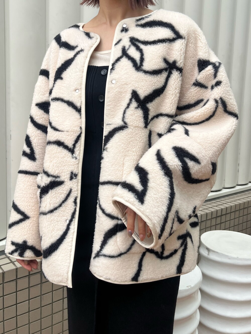 ブラック系のワンピース、ホワイト系のブルゾン、ホワイト系のTシャツ/カットソーを着用したレディースの秋コーディネートの4枚目の写真