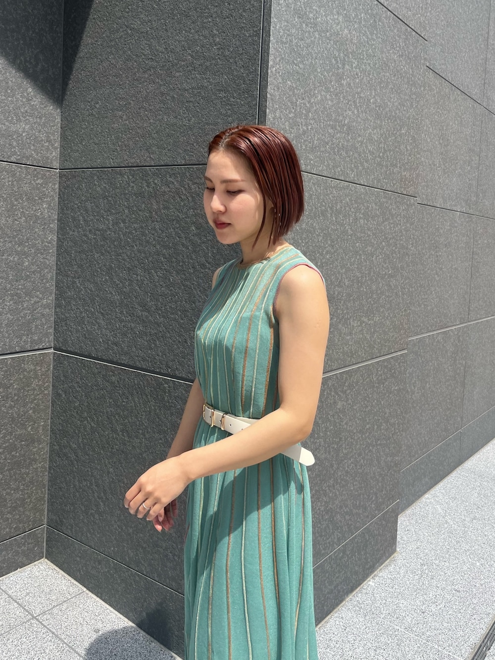 グリーン系のワンピース、ホワイト系のベルトを着用したレディースの春コーディネートの5枚目の写真