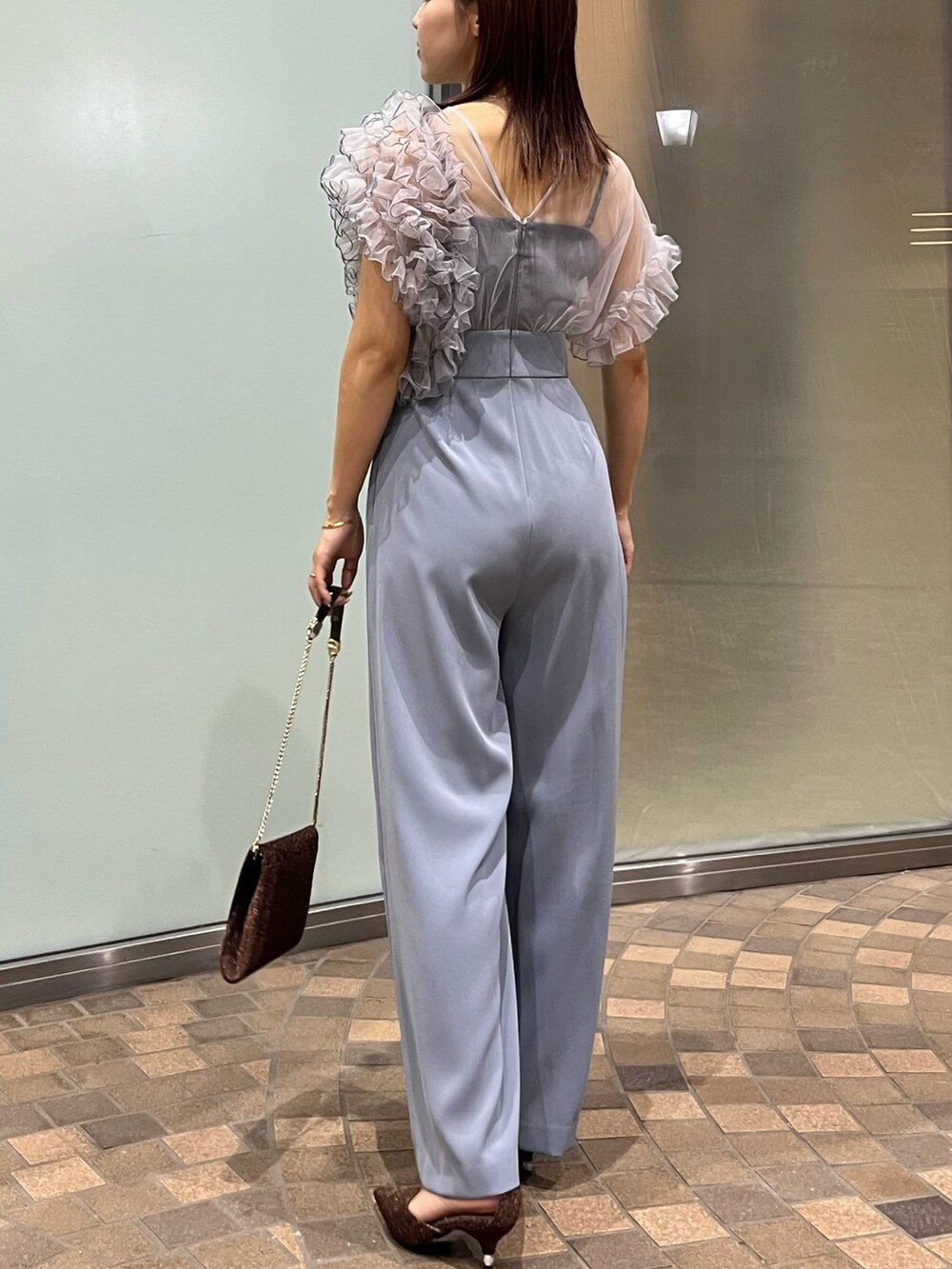 ブルー系のパンツドレス、その他のクラッチバッグ、その他のパンプスを着用したレディースの夏コーディネートの4枚目の写真