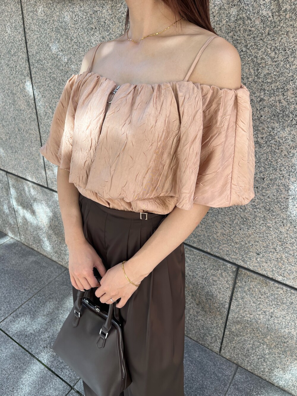 ブラウン系のその他パンツ、ブラウン系のボストンバッグ、ベージュ系のパンプスを着用したレディースの夏コーディネートの5枚目の写真