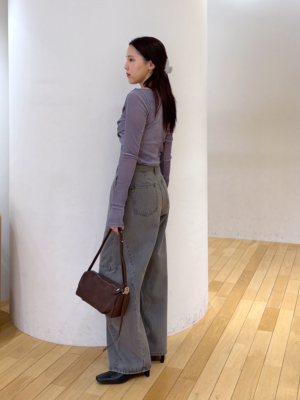 グレー系のデニムパンツ、ブルー系のTシャツ/カットソー、ブラック系のブルゾンを着用したレディースの秋コーディネートの5枚目の写真