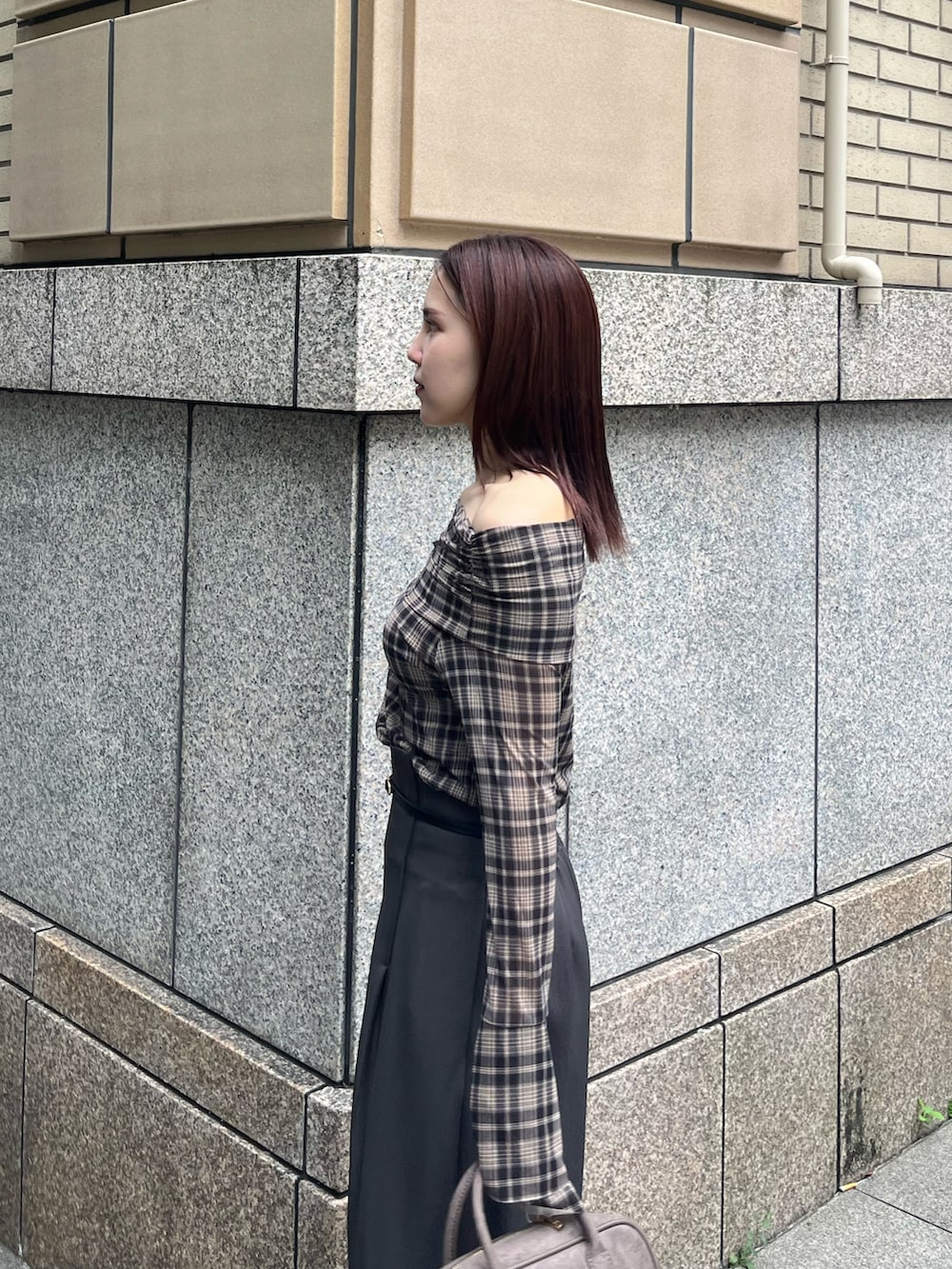 グレー系のその他パンツ、その他のTシャツ/カットソー、ブラウン系のハンドバッグを着用したレディースの秋コーディネートの5枚目の写真