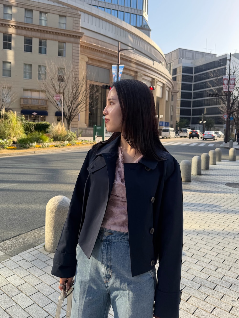 ピンク系のシャツ/ブラウス、ブルー系のデニムパンツ、ブルー系のブルゾンを着用したレディースの春コーディネートの5枚目の写真