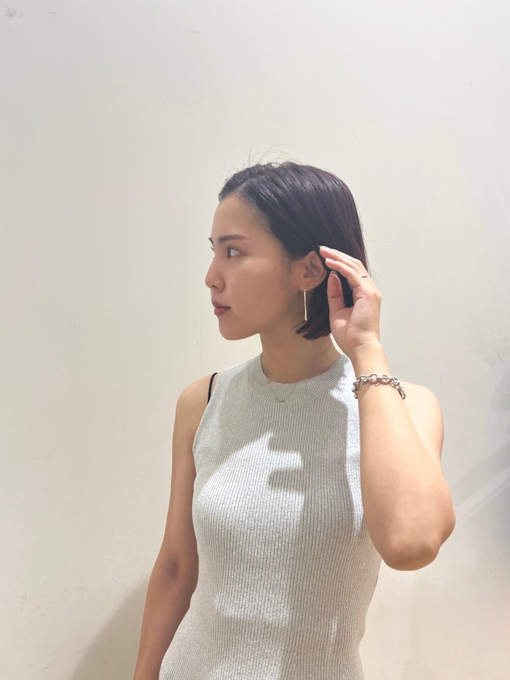 ベージュ系のハンドバッグ、ブルー系のワンピースを着用したレディースの夏コーディネートの5枚目の写真