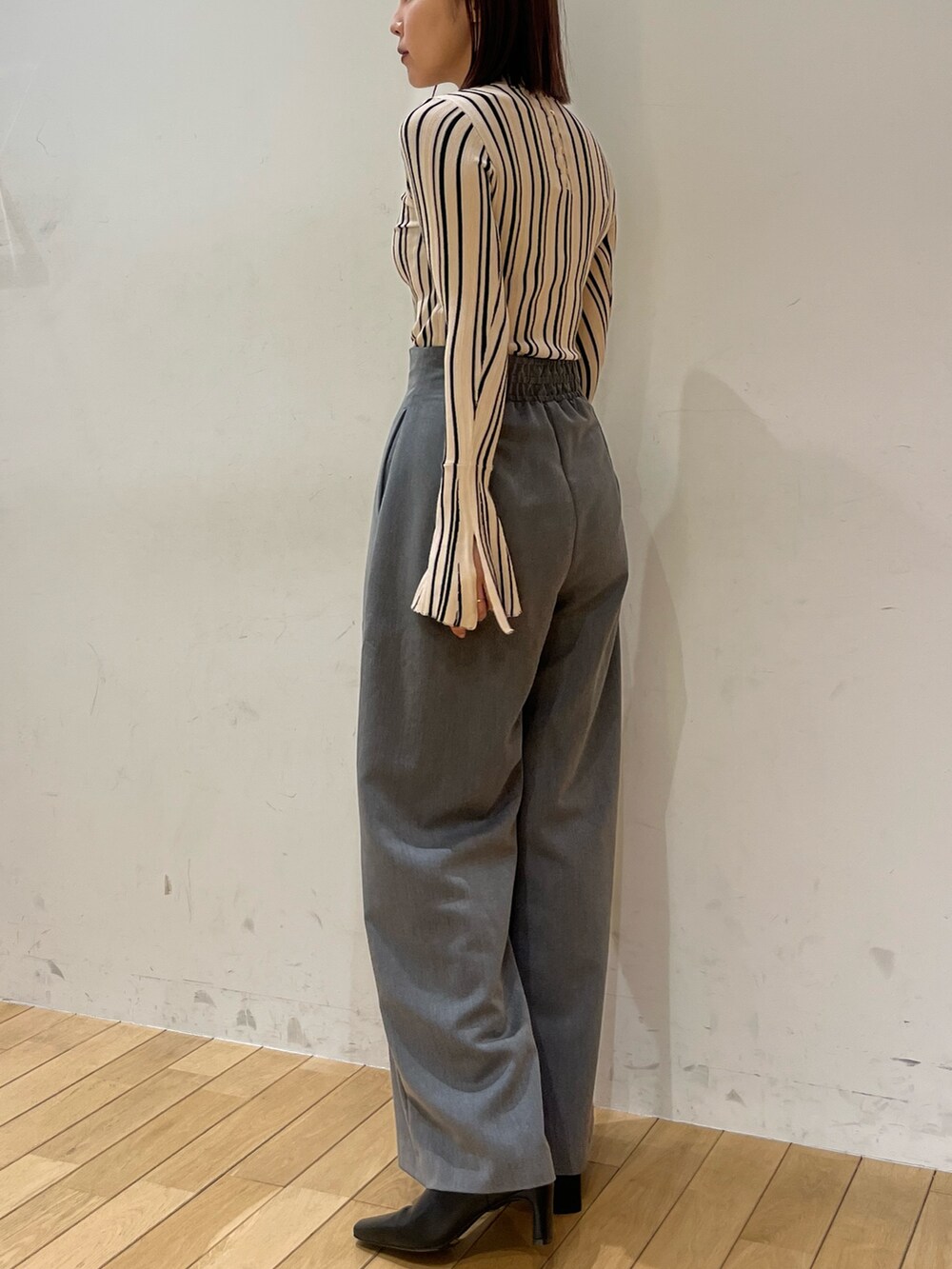 グレー系のその他パンツ、その他のニット/セーター、ブラック系のブーツを着用したレディースの冬コーディネートの3枚目の写真