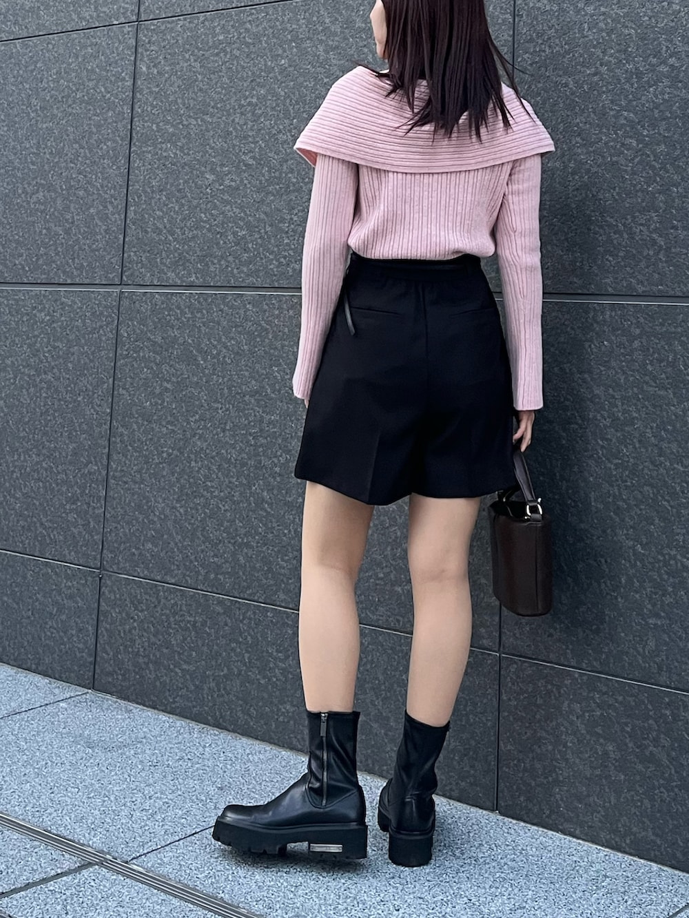 ブラック系のその他パンツ、ピンク系のニット/セーター、ブラック系のステンカラーコートを着用したレディースの冬コーディネートの6枚目の写真