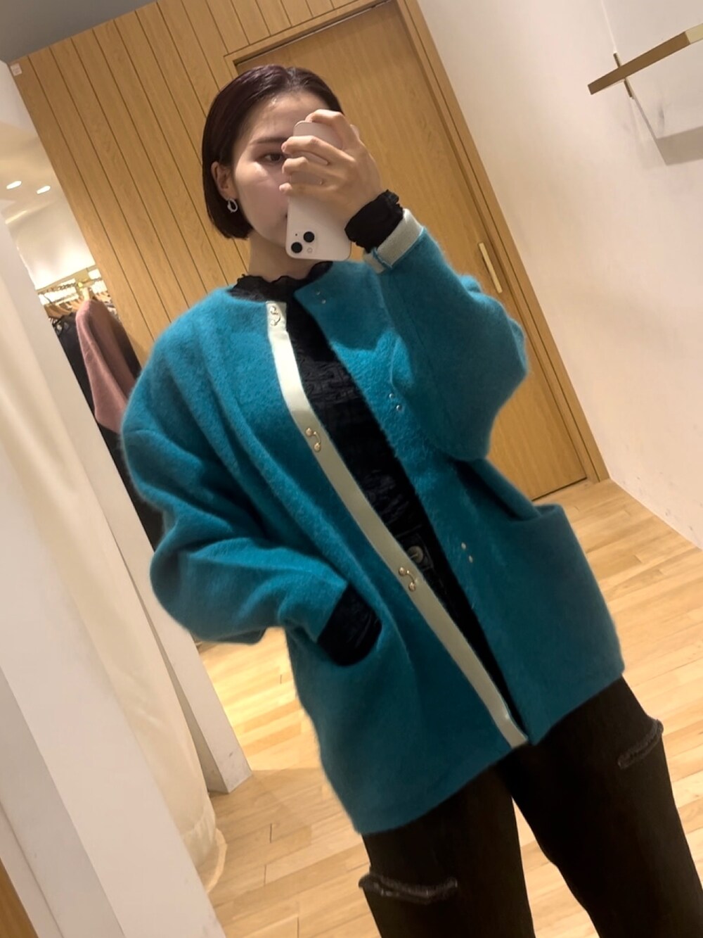 ブラック系のパンプス、ブラック系のデニムパンツ、ブラック系のTシャツ/カットソーを着用したレディースの秋コーディネートの6枚目の写真