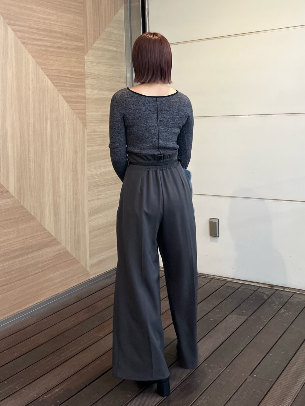 グレー系のその他パンツ、ブラック系のニット/セーターを着用したレディースの秋コーディネートの3枚目の写真