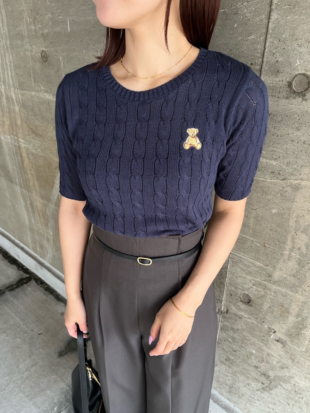 グレー系のその他パンツ、ホワイト系のサンダル、ブルー系のニット/セーターを着用したレディースの春コーディネートの5枚目の写真