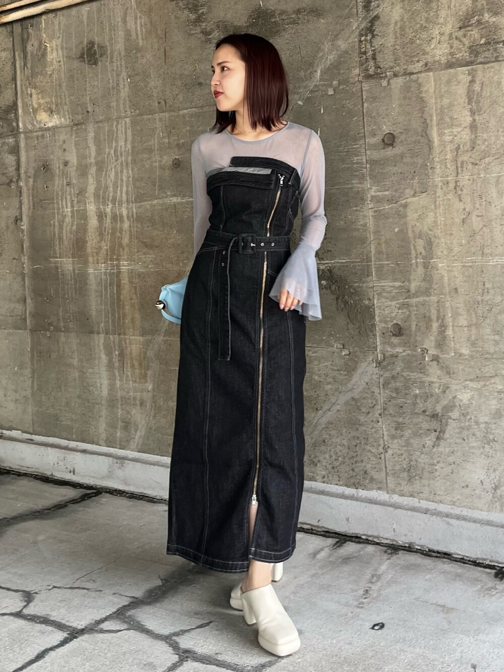 ホワイト系のサンダル、ブルー系のTシャツ/カットソー、ブラック系のワンピースを着用したレディースの春コーディネートの7枚目の写真