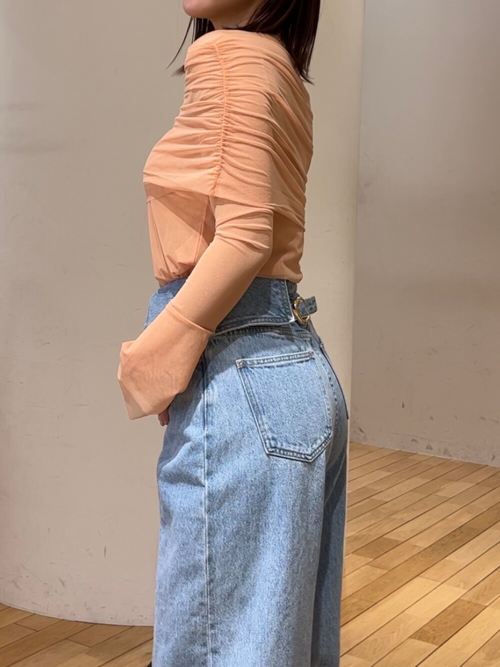 ブラック系のショルダーバッグ、ブラック系のサンダル、ブルー系のデニムパンツを着用したレディースの春コーディネートの5枚目の写真