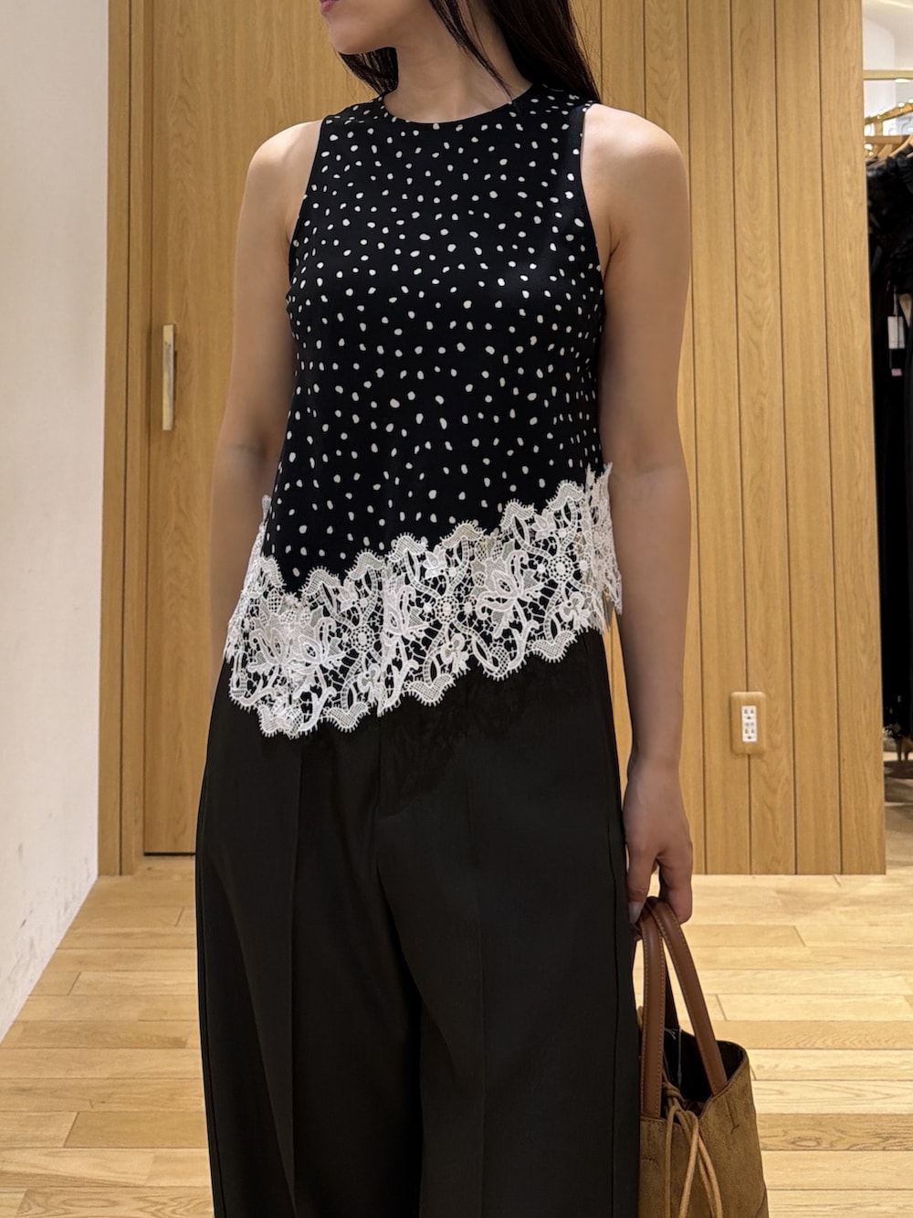 ブラウン系のその他パンツ、ブラック系のパンプス、イエロー系のハンドバッグを着用したレディースの秋コーディネートの4枚目の写真