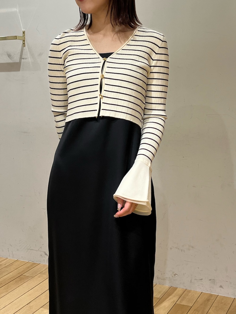 シルバー系のブーツ、その他のワンピースを着用したレディースの冬コーディネートの4枚目の写真