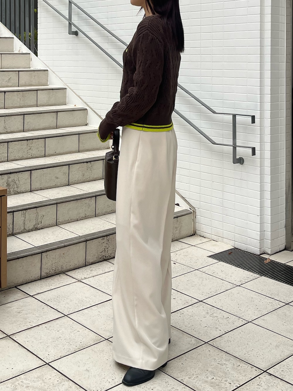 ホワイト系のその他パンツ、ブラウン系のワンピース、ブラウン系のハンドバッグを着用したレディースの冬コーディネートの2枚目の写真