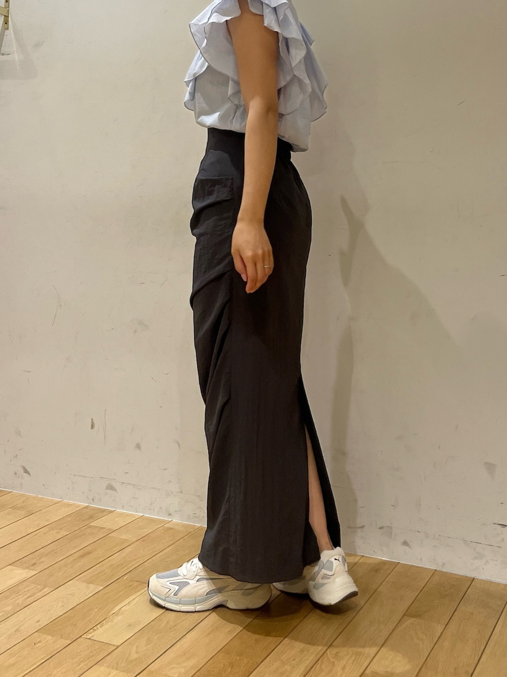 グレー系のスカート、グレー系のスニーカー、その他のシャツ/ブラウスを着用したレディースの夏コーディネートの4枚目の写真