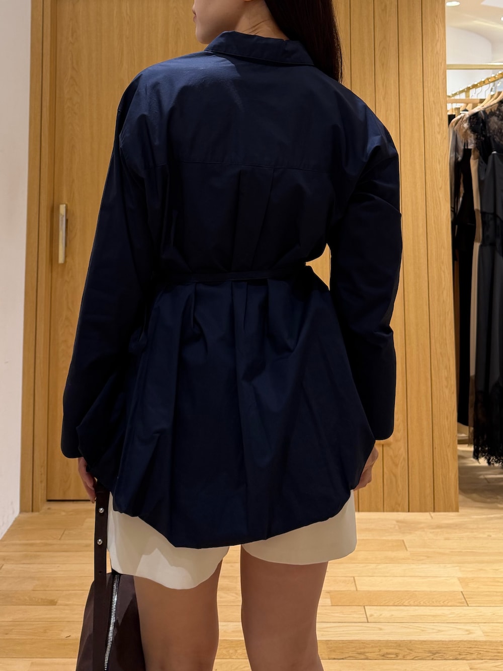 ホワイト系のその他パンツ、ブラック系のブーツ、ブルー系のシャツ/ブラウスを着用したレディースの秋コーディネートの6枚目の写真