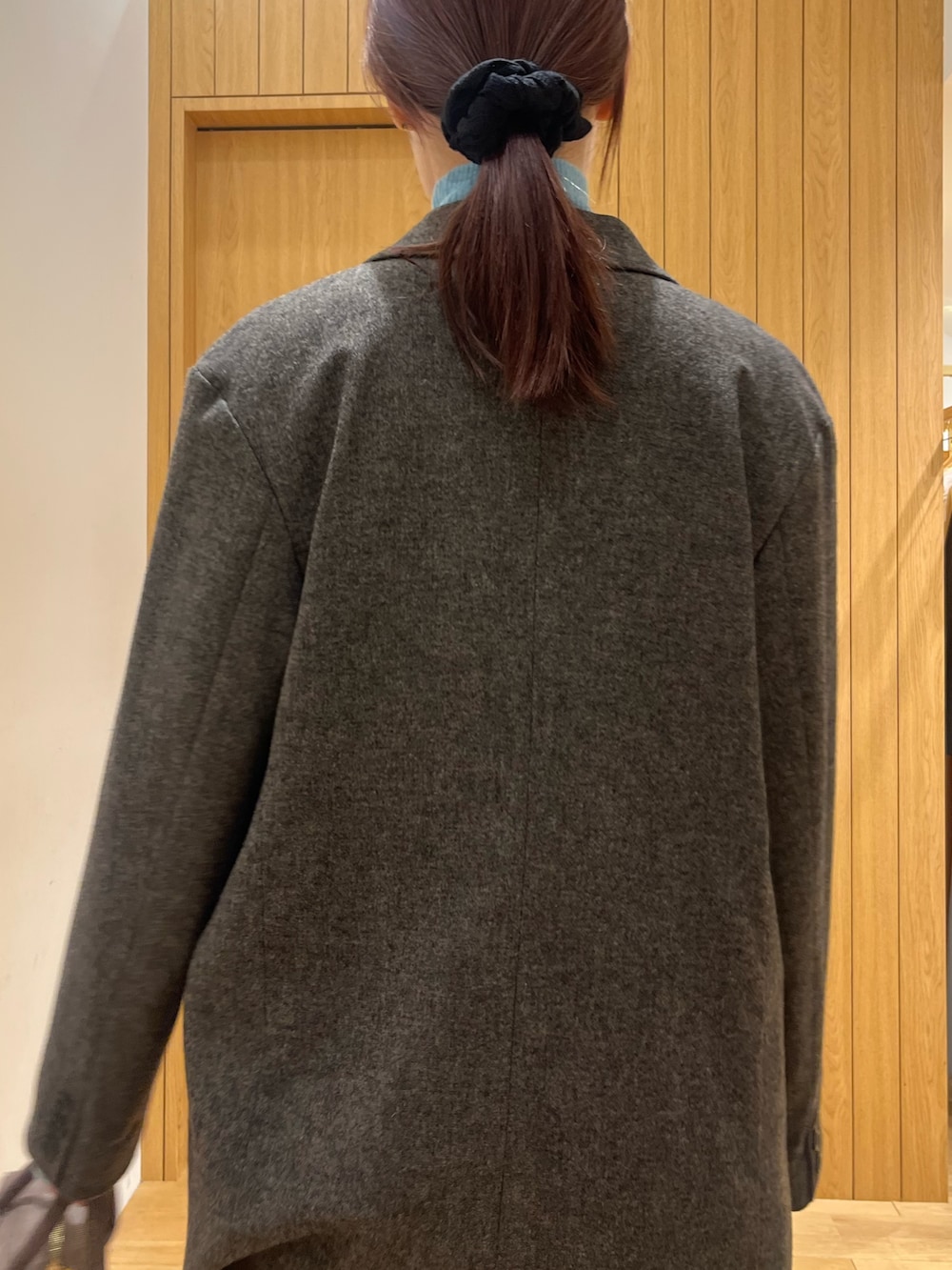 ブルー系のニット/セーター、ブラウン系のテーラードジャケット、ブラウン系のその他パンツを着用したレディースの秋コーディネートの7枚目の写真