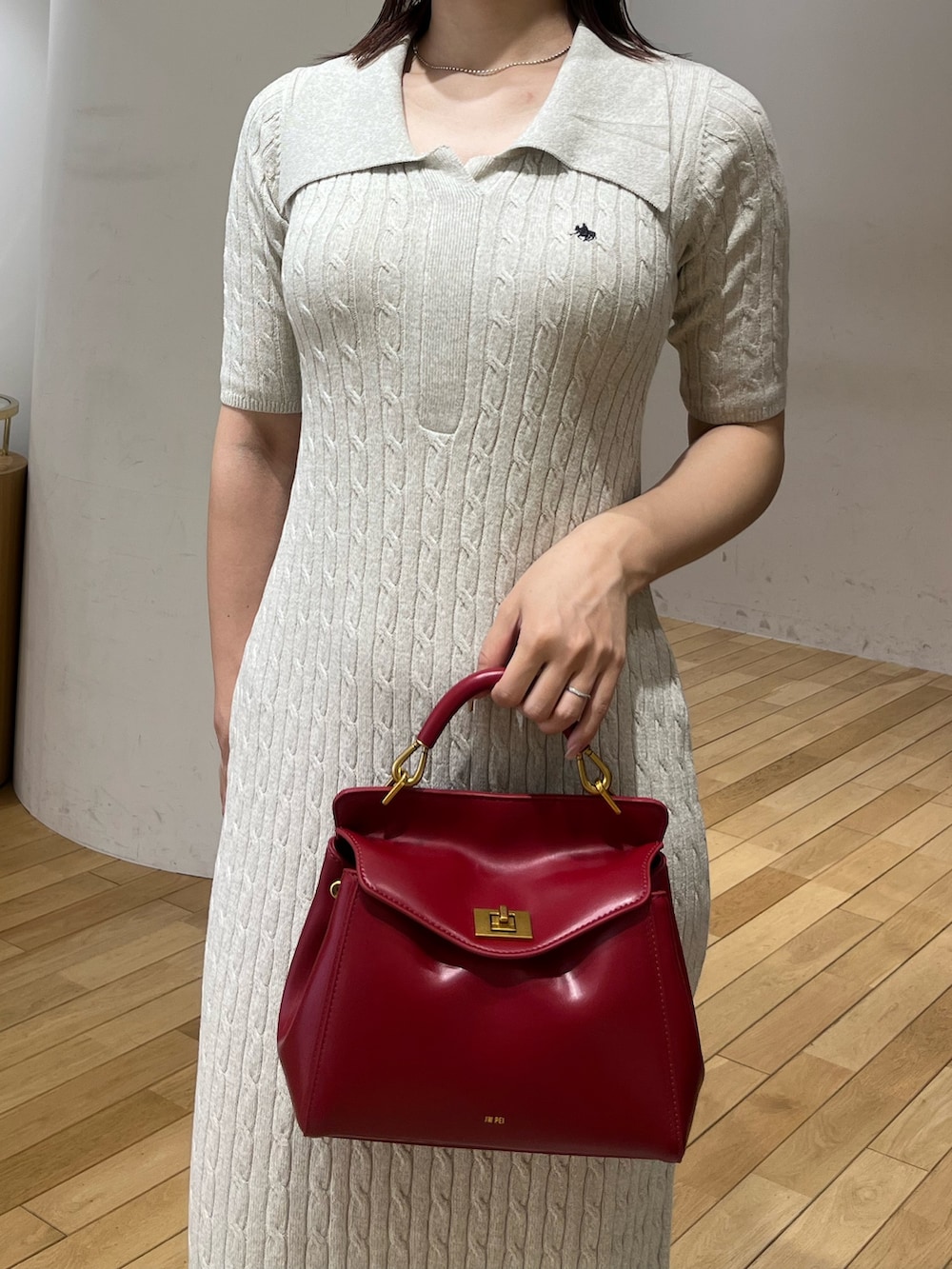 「大人カジュアル、春ニット、今日のコーデ、キレイめカジュアル、大人女子、春服、着回しコーデ、カジュアルガーリー、きれいめコーデ、大人可愛い、ママファッション、ロングワンピース、ワンピース、ワンピーススタイル、きれいめカジュアル」｜「JW PEIの【JWPEI】LUCIA CLASSICTOP HADB（ハンドバッグ、レッド系）」を使った、NANAMI NAKAMURAさん（レディース・159cm）の春コーディネートの5枚目の写真