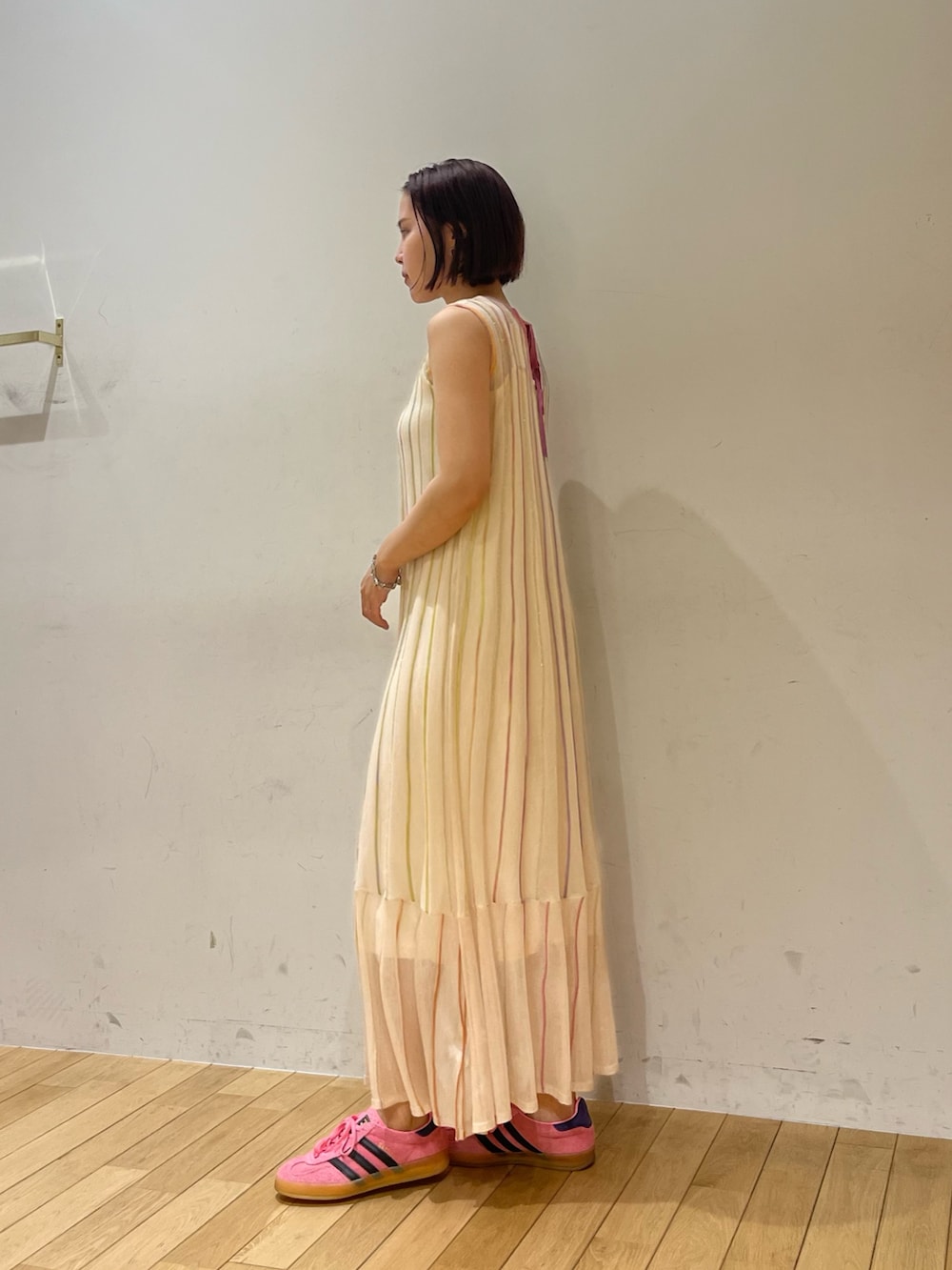ホワイト系のワンピースを着用したレディースの夏コーディネートの2枚目の写真