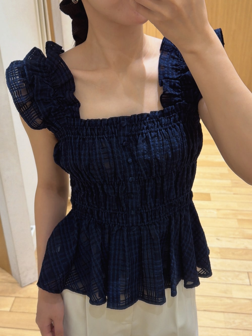ホワイト系のその他パンツ、ブルー系のシャツ/ブラウスを着用したレディースの春コーディネートの4枚目の写真