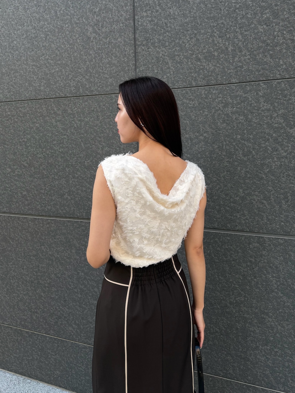 ブラウン系のテーラードジャケット、ホワイト系のシャツ/ブラウス、ブラウン系のスカートを着用したレディースの春コーディネートの10枚目の写真