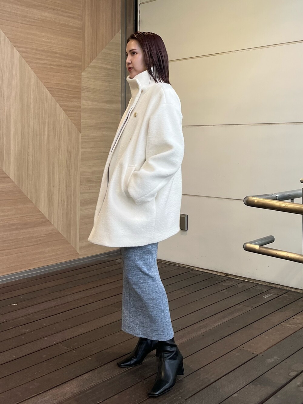 ブルー系のワンピース、ホワイト系のその他アウターを着用したレディースの冬コーディネートの3枚目の写真
