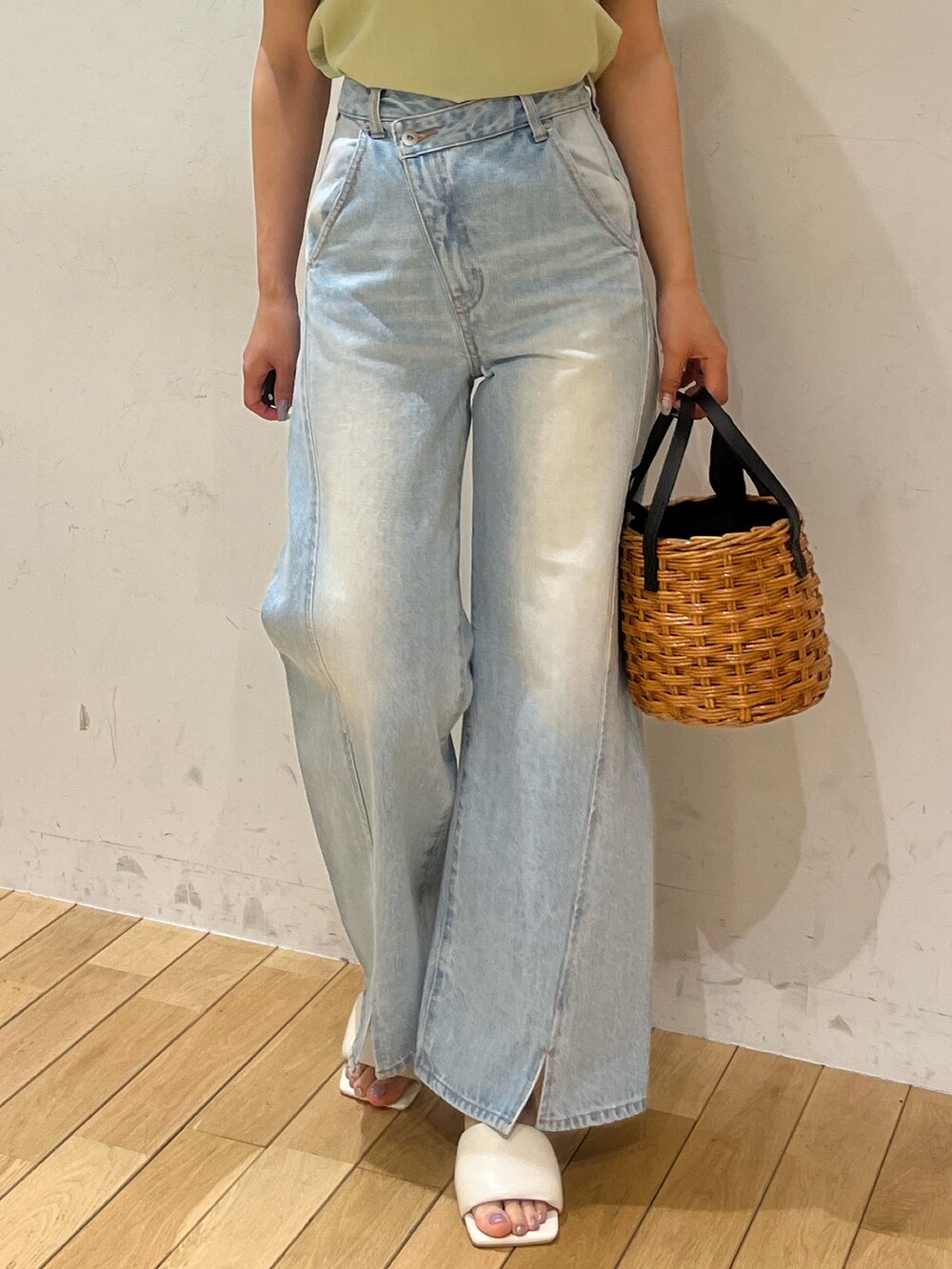 グリーン系のシャツ/ブラウス、ブルー系のデニムパンツ、ホワイト系のサンダルを着用したレディースの春コーディネートの3枚目の写真