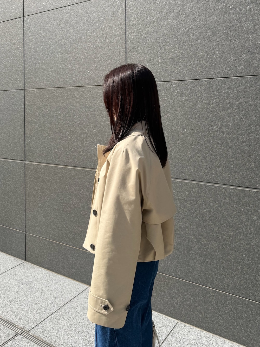 グリーン系のシャツ/ブラウス、ベージュ系のブルゾン、ブルー系のデニムパンツを着用したレディースの春コーディネートの6枚目の写真