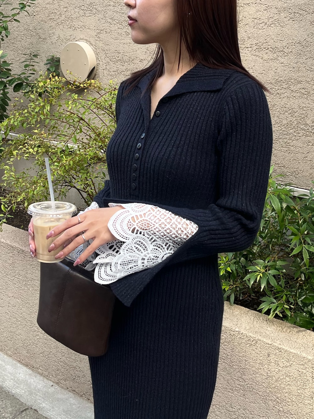 ブラック系のブーツ、ブルー系のワンピースを着用したレディースの秋コーディネートの6枚目の写真