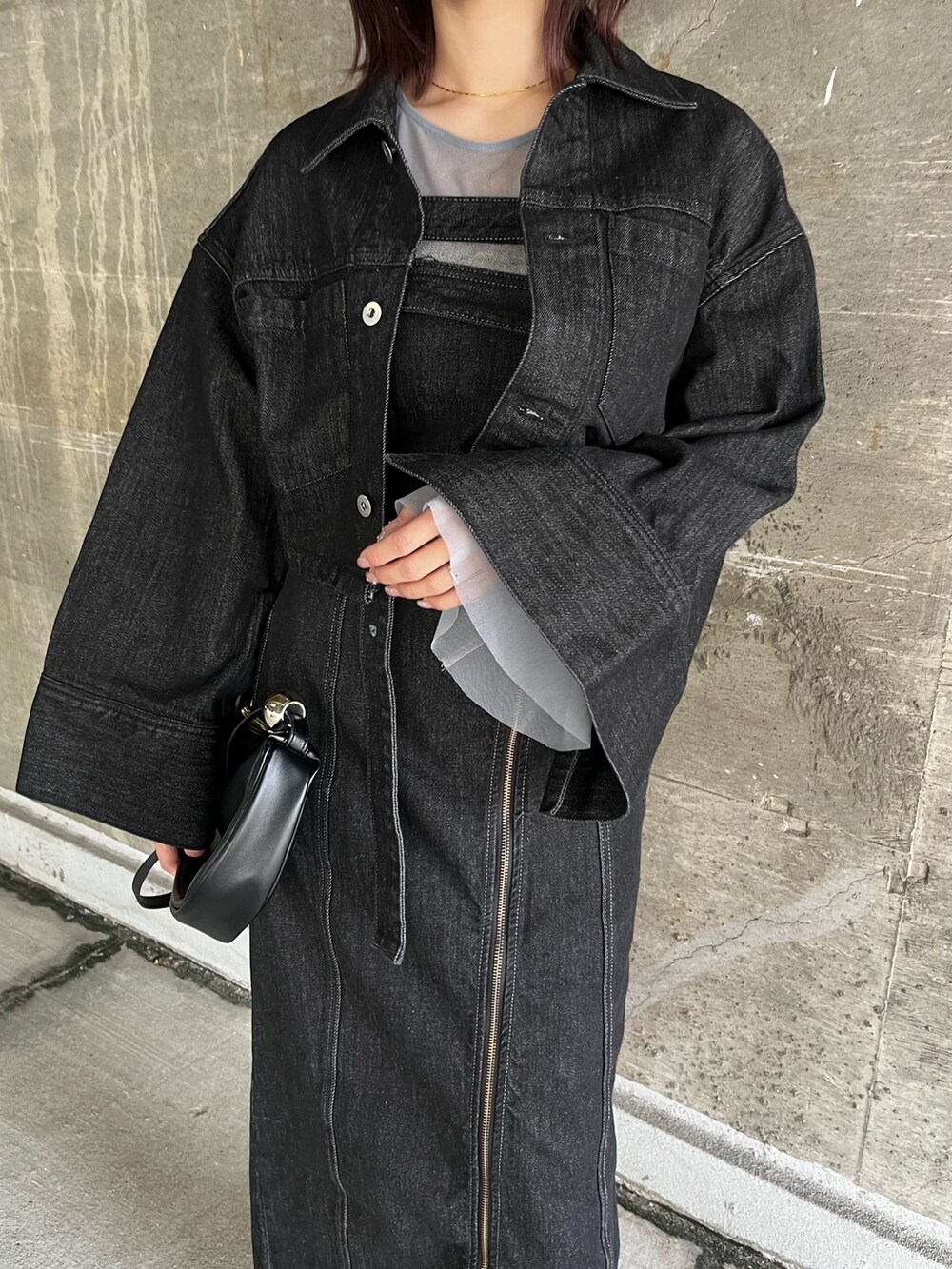 ホワイト系のサンダル、ブルー系のTシャツ/カットソー、ブラック系のワンピースを着用したレディースの春コーディネートの6枚目の写真